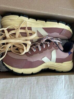 NEW Veja shoes size EU 37/US 6